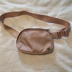 Lululemon Everywhere Beltbag